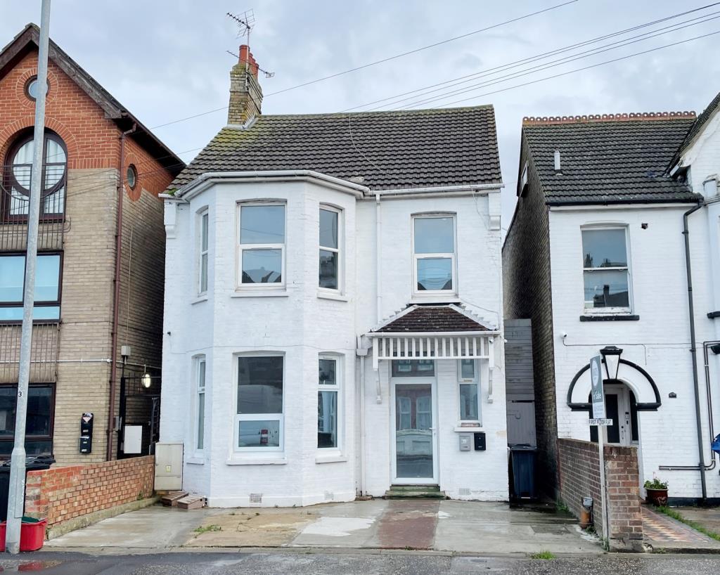 Lot: 124 - FREEHOLD DETACHED BUILDING ARRANGED AS TWO FLATS -
